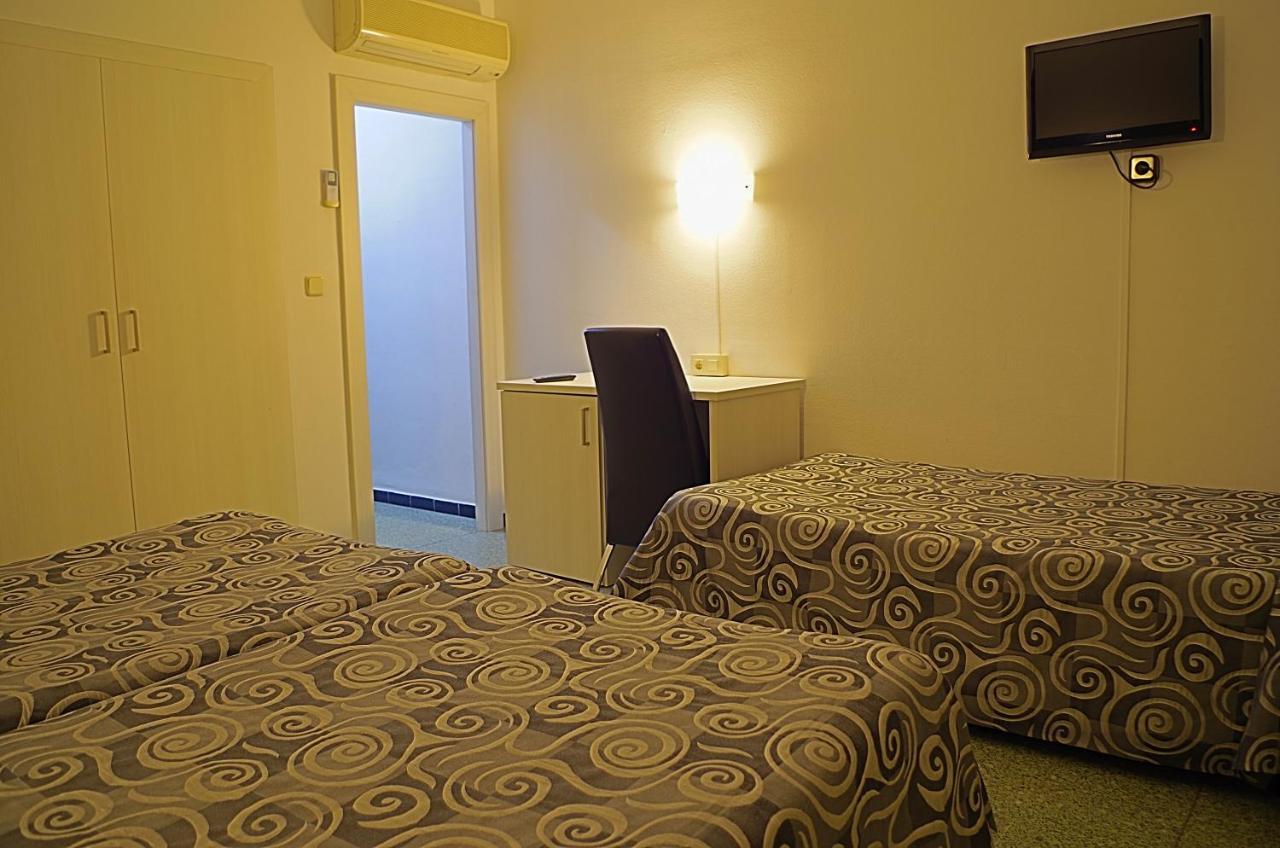Hotel La Masia Pont de Molins Экстерьер фото
